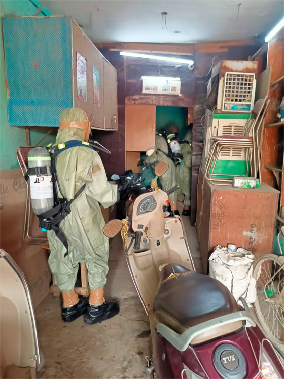 جثث زرقاء.. تسرب للغاز أمام محل ألبان يتسبب بكارثة في الهند صورة رقم 7 جثث زرقاء.. تسرب للغاز أمام محل ألبان يتسبب بكارثة في الهند صورة رقم 7