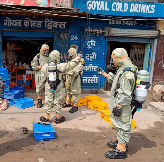 جثث زرقاء.. تسرب للغاز أمام محل ألبان يتسبب بكارثة في الهند صورة رقم 1 جثث زرقاء.. تسرب للغاز أمام محل ألبان يتسبب بكارثة في الهند صورة رقم 1