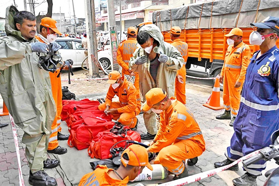 جثث زرقاء.. تسرب للغاز أمام محل ألبان يتسبب بكارثة في الهند صورة رقم 8 جثث زرقاء.. تسرب للغاز أمام محل ألبان يتسبب بكارثة في الهند صورة رقم 8