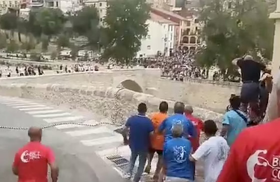 حشود هاربة من ثور هائج.. والحيوان الخائف ينتحر من علو 50 قدما! صورة رقم 6 حشود هاربة من ثور هائج.. والحيوان الخائف ينتحر من علو 50 قدما! صورة رقم 6