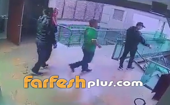 فيديو صادم: سجين قفز من أعلى الدرج أمام حراسه ليلقى حتفه! صورة رقم 2 فيديو صادم: سجين قفز من أعلى الدرج أمام حراسه ليلقى حتفه! صورة رقم 2