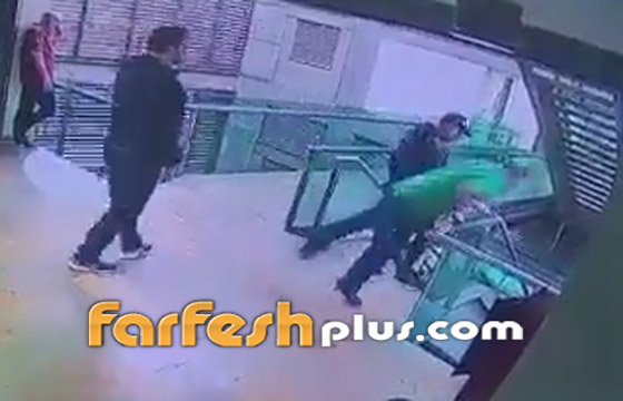 فيديو صادم: سجين قفز من أعلى الدرج أمام حراسه ليلقى حتفه! صورة رقم 4 فيديو صادم: سجين قفز من أعلى الدرج أمام حراسه ليلقى حتفه! صورة رقم 4