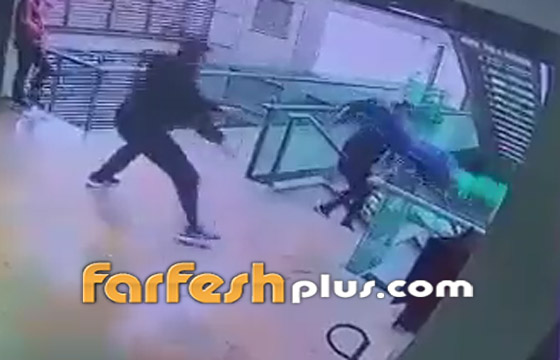 فيديو صادم: سجين قفز من أعلى الدرج أمام حراسه ليلقى حتفه! صورة رقم 5 فيديو صادم: سجين قفز من أعلى الدرج أمام حراسه ليلقى حتفه! صورة رقم 5