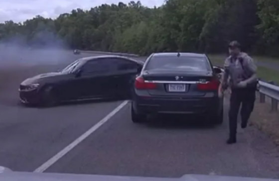 شرطي ينجو من الموت بأعجوبة بعد انحراف سيارة تسير بسرعة عالية! صورة رقم 2