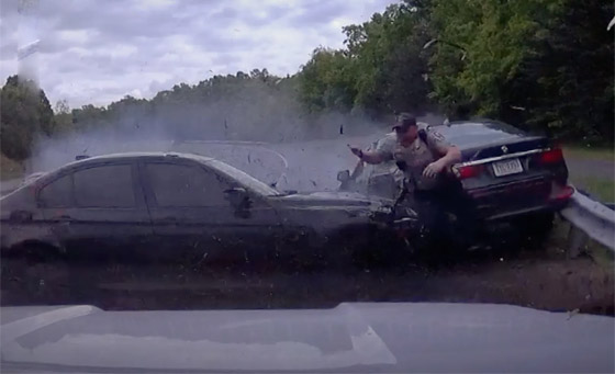 شرطي ينجو من الموت بأعجوبة بعد انحراف سيارة تسير بسرعة عالية! صورة رقم 3