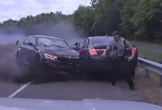 شرطي ينجو من الموت بأعجوبة بعد انحراف سيارة تسير بسرعة عالية! صورة رقم 4