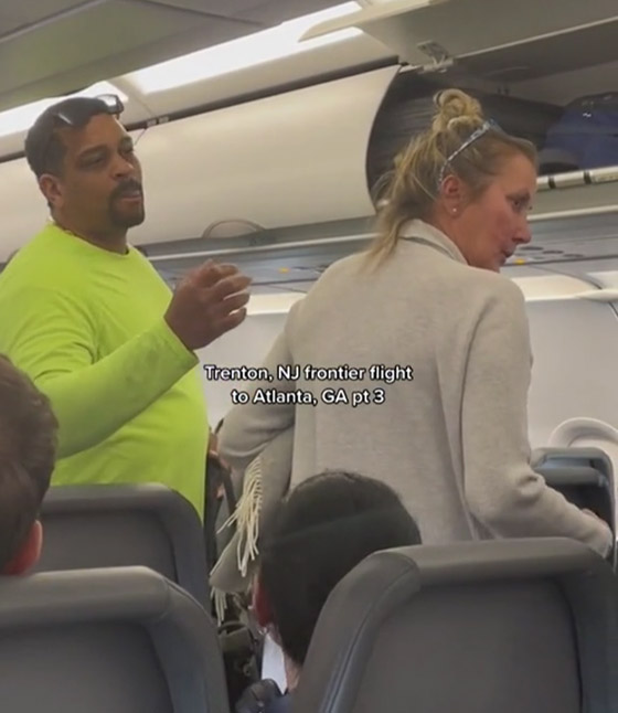 مسافرون يعاقبون راكبة مزعجة.. صوتوا بطردها من الطائرة.. فيديو صورة رقم 1