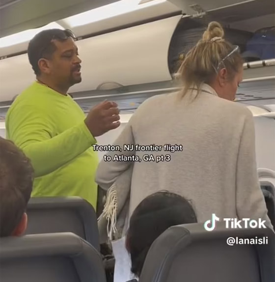 مسافرون يعاقبون راكبة مزعجة.. صوتوا بطردها من الطائرة.. فيديو صورة رقم 2