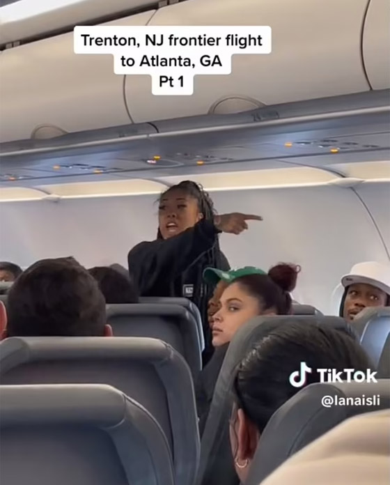 مسافرون يعاقبون راكبة مزعجة.. صوتوا بطردها من الطائرة.. فيديو صورة رقم 5