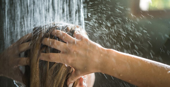 مكونات في الماء تتلف شعرك.. إليك بعض الحلول لتقليل أضرارها صورة رقم 2