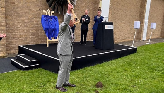 بعد التتويج.. تشارلز يساعد سيدة علق كعبها في الوحل صورة رقم 2