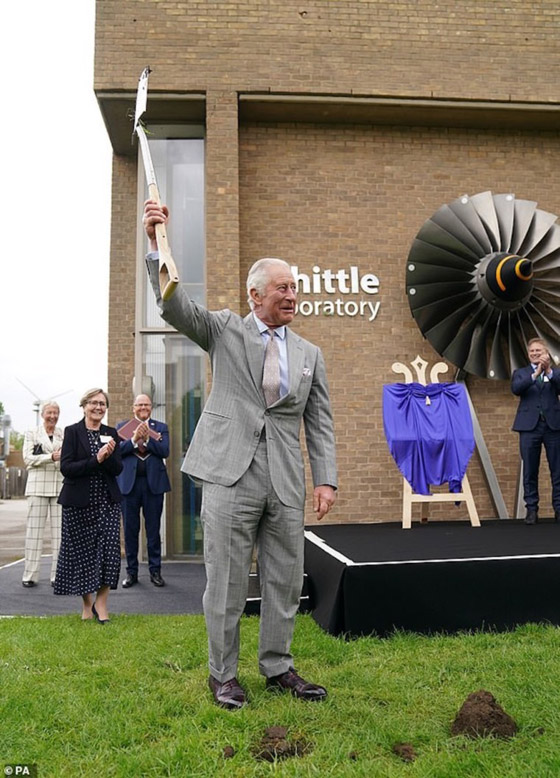 بعد التتويج.. تشارلز يساعد سيدة علق كعبها في الوحل صورة رقم 3