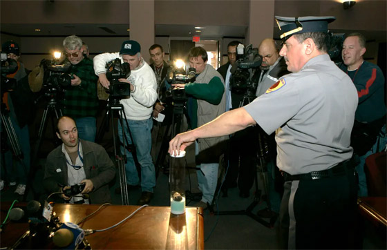 فيديو وصور: نيزك شمسي عمره 5 مليارات سنة يخترق سطح منزل صورة رقم 3