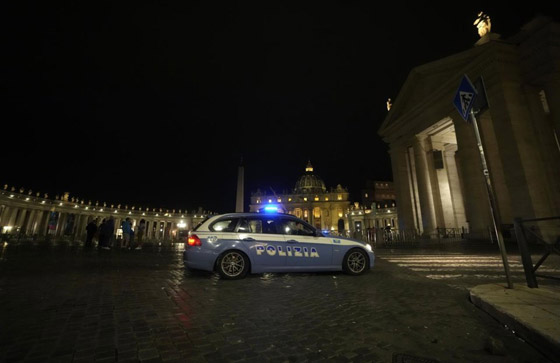 بالفيديو: رجل يقتحم مدخل الفاتيكان بسيارة صورة رقم 4 بالفيديو: رجل يقتحم مدخل الفاتيكان بسيارة صورة رقم 4