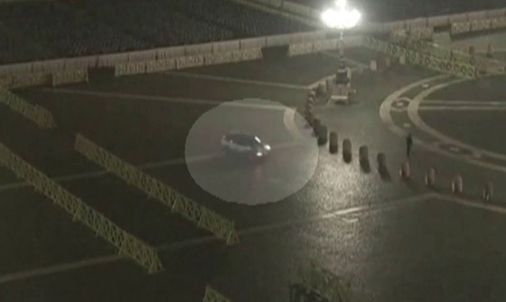 بالفيديو: رجل يقتحم مدخل الفاتيكان بسيارة صورة رقم 1 بالفيديو: رجل يقتحم مدخل الفاتيكان بسيارة صورة رقم 1