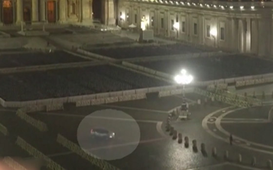 بالفيديو: رجل يقتحم مدخل الفاتيكان بسيارة صورة رقم 2 بالفيديو: رجل يقتحم مدخل الفاتيكان بسيارة صورة رقم 2