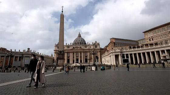 بالفيديو: رجل يقتحم مدخل الفاتيكان بسيارة صورة رقم 5 بالفيديو: رجل يقتحم مدخل الفاتيكان بسيارة صورة رقم 5