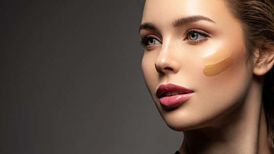تجعلك تبدين أكبر سناً.. أخطاء استخدام كريم الأساس صورة رقم 3