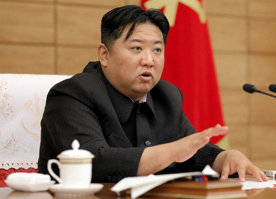 أمر غير مسبوق.. الزعيم الكوري كيم جونغ أون ينحني لهذا الرجل صورة رقم 2