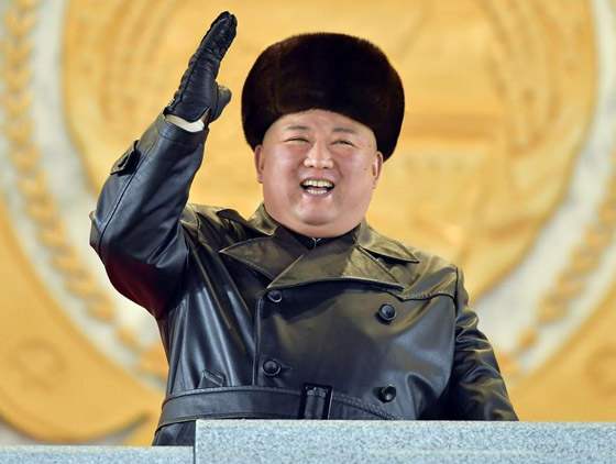 أمر غير مسبوق.. الزعيم الكوري كيم جونغ أون ينحني لهذا الرجل صورة رقم 4