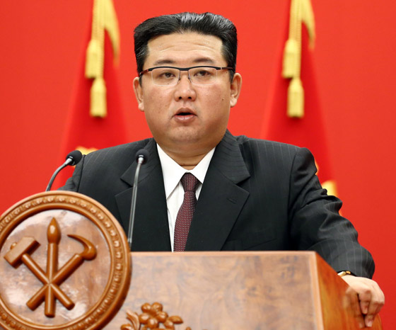 أمر غير مسبوق.. الزعيم الكوري كيم جونغ أون ينحني لهذا الرجل صورة رقم 5