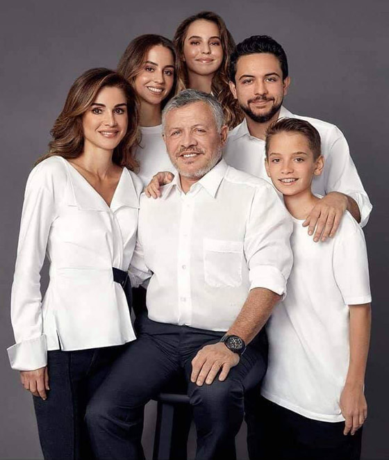 العائلة الملكية الأردنية تكسب القلوب بتواضعها ورقيها، وجمال الملكة رانيا والأميرة رجوة يلفت الأنظار صورة رقم 13