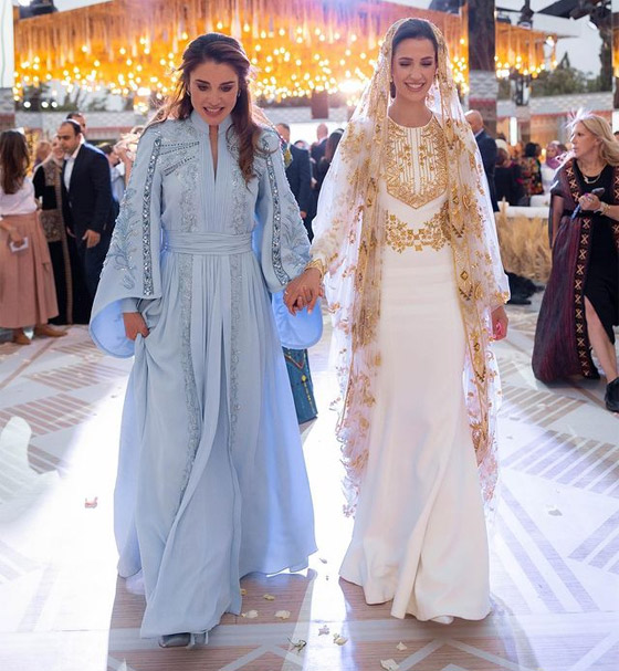 العائلة الملكية الأردنية تكسب القلوب بتواضعها ورقيها، وجمال الملكة رانيا والأميرة رجوة يلفت الأنظار صورة رقم 10