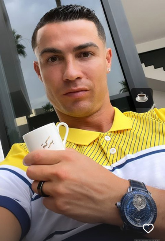 أغلى 7 مرات من.. كم يبلغ سعر ساعة رونالدو التي ظهر بها بالسعودية؟ صورة رقم 1 أغلى 7 مرات من.. كم يبلغ سعر ساعة رونالدو التي ظهر بها بالسعودية؟ صورة رقم 1