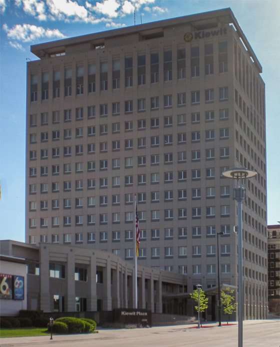 من بائع علكة لأغنى رجل بالعالم! وارن بافيت يعلم درسا بصناعة الثروة صورة رقم 2