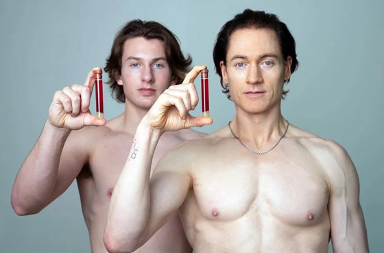 ملياردير أمريكي يتبادل بلازما الدم مع ابنه وأبيه السبعيني ليبدو بعمر 18 عاما! صورة رقم 1