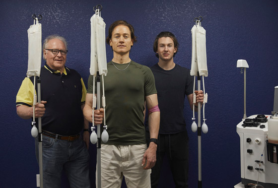 ملياردير أمريكي يتبادل بلازما الدم مع ابنه وأبيه السبعيني ليبدو بعمر 18 عاما! صورة رقم 2