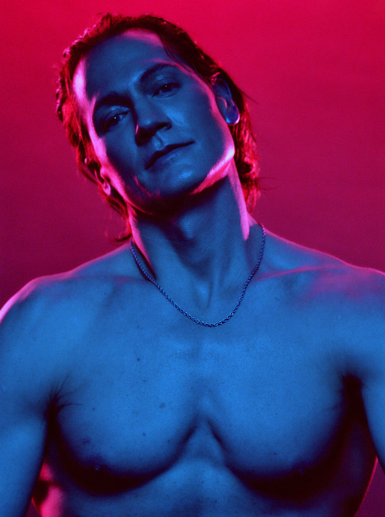 ملياردير أمريكي يتبادل بلازما الدم مع ابنه وأبيه السبعيني ليبدو بعمر 18 عاما! صورة رقم 8