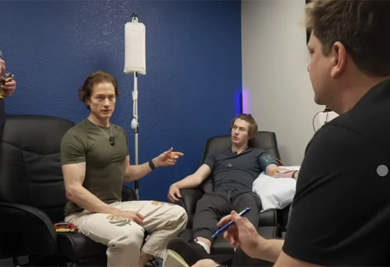 ملياردير أمريكي يتبادل بلازما الدم مع ابنه وأبيه السبعيني ليبدو بعمر 18 عاما! صورة رقم 6