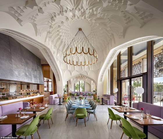 أحدث منتجع فندقي يحتوي 92 مسبحاً وأدوات ذهبية في دبي صورة رقم 5