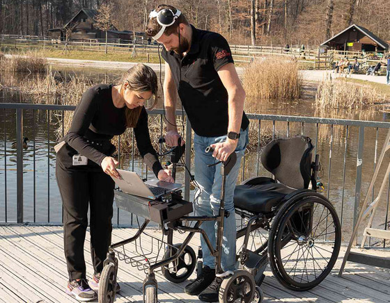 فيديو لمعجزة تكنولوجية.. رجل مصاب بالشلل يتمكن من المشي مجددا صورة رقم 8 فيديو لمعجزة تكنولوجية.. رجل مصاب بالشلل يتمكن من المشي مجددا صورة رقم 8