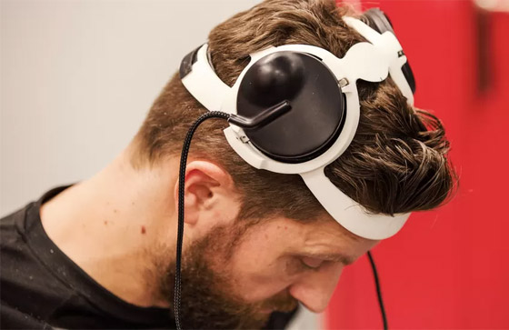 فيديو لمعجزة تكنولوجية.. رجل مصاب بالشلل يتمكن من المشي مجددا صورة رقم 4 فيديو لمعجزة تكنولوجية.. رجل مصاب بالشلل يتمكن من المشي مجددا صورة رقم 4