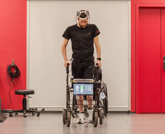 فيديو لمعجزة تكنولوجية.. رجل مصاب بالشلل يتمكن من المشي مجددا صورة رقم 16 فيديو لمعجزة تكنولوجية.. رجل مصاب بالشلل يتمكن من المشي مجددا صورة رقم 16