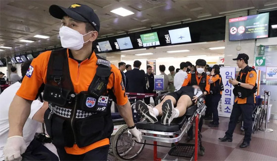 رجل الطائرة الذي بث الرعب بالركاب يفجر مفاجأة عن فتح الباب صورة رقم 8