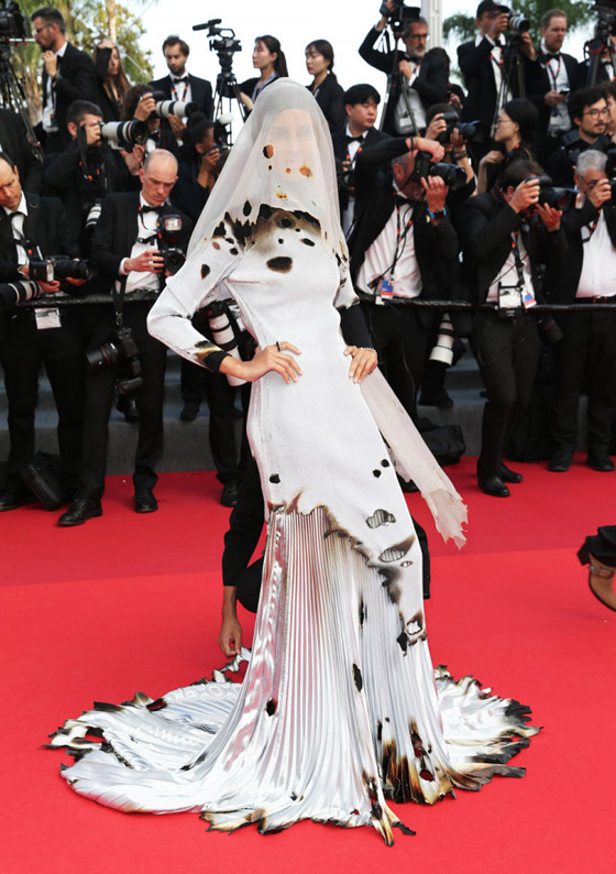 فستان محروق.. أبرز التصميمات السريالية بمهرجان كان السينمائي 2023 صورة رقم 1