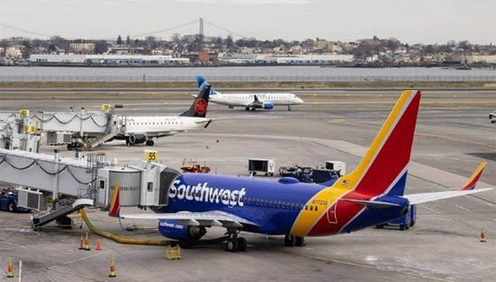 طيار يخرج من النافذة بعد إقفال مسافر قمرة القيادة بالخطأ صورة رقم 2