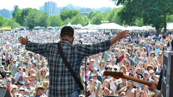 شعره يتسبب بتأخير حصوله على الشهادة 50 عاماً صورة رقم 1