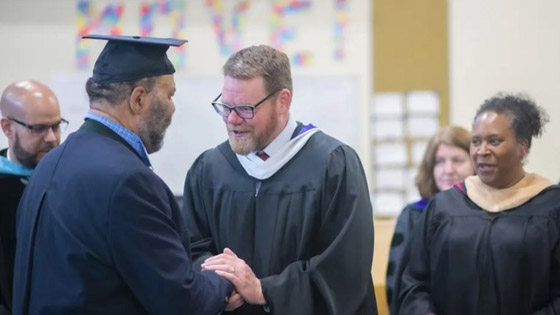 شعره يتسبب بتأخير حصوله على الشهادة 50 عاماً صورة رقم 2