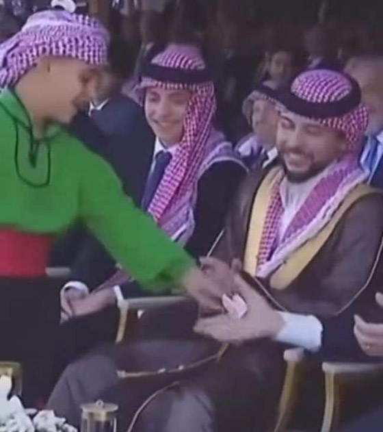 الزفاف الملكي.. الكشف عن محتوى ورقة سلمها طفل للعاهل الأردني صورة رقم 2 الزفاف الملكي.. الكشف عن محتوى ورقة سلمها طفل للعاهل الأردني صورة رقم 2