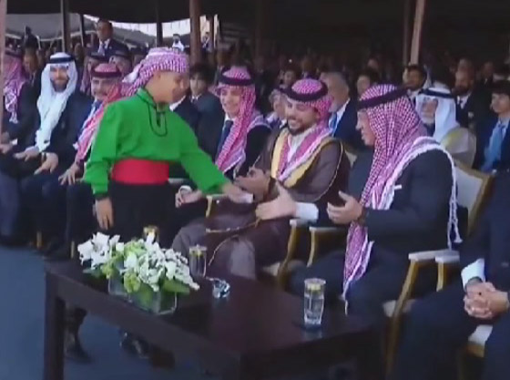 الزفاف الملكي.. الكشف عن محتوى ورقة سلمها طفل للعاهل الأردني صورة رقم 3 الزفاف الملكي.. الكشف عن محتوى ورقة سلمها طفل للعاهل الأردني صورة رقم 3