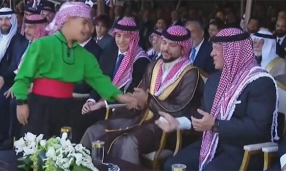 الزفاف الملكي.. الكشف عن محتوى ورقة سلمها طفل للعاهل الأردني صورة رقم 4 الزفاف الملكي.. الكشف عن محتوى ورقة سلمها طفل للعاهل الأردني صورة رقم 4