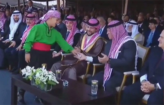 الزفاف الملكي.. الكشف عن محتوى ورقة سلمها طفل للعاهل الأردني صورة رقم 1 الزفاف الملكي.. الكشف عن محتوى ورقة سلمها طفل للعاهل الأردني صورة رقم 1