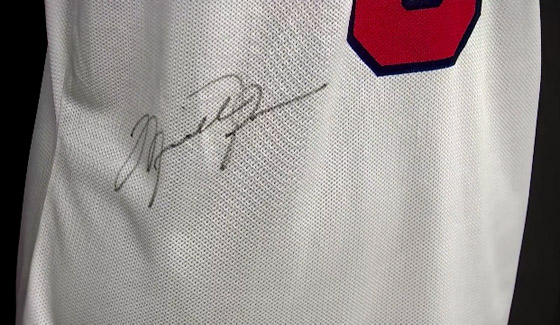 بـ600 ألف دولار فقط.. قميص ملطخ بعرق مايكل جوردان في مزاد! صورة رقم 5