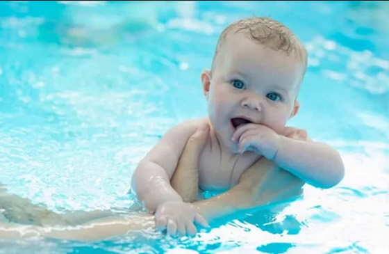 هل يمتلك الأطفال حديثي الولادة قدرة فطرية على السباحة؟ صورة رقم 6