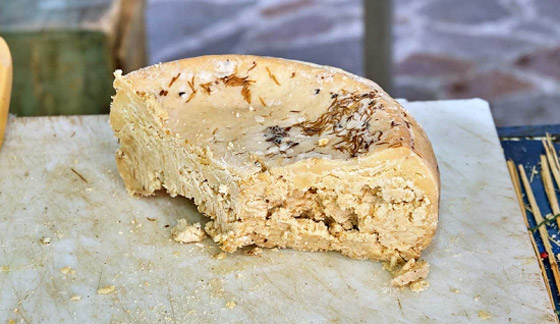 أغرب أنواع الجبن: بعضها يأتي من حليب الحمير والآخر يقدم مع الدود صورة رقم 4