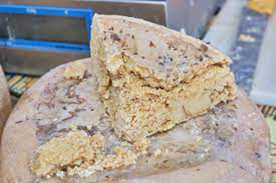 أغرب أنواع الجبن: بعضها يأتي من حليب الحمير والآخر يقدم مع الدود صورة رقم 9